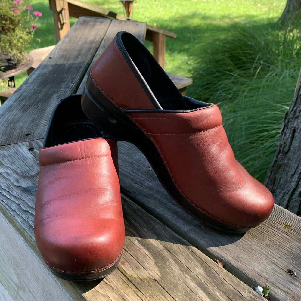Lands’ End Brown/Cognac Nursing Clogs (men sz. 9) Ladies 11